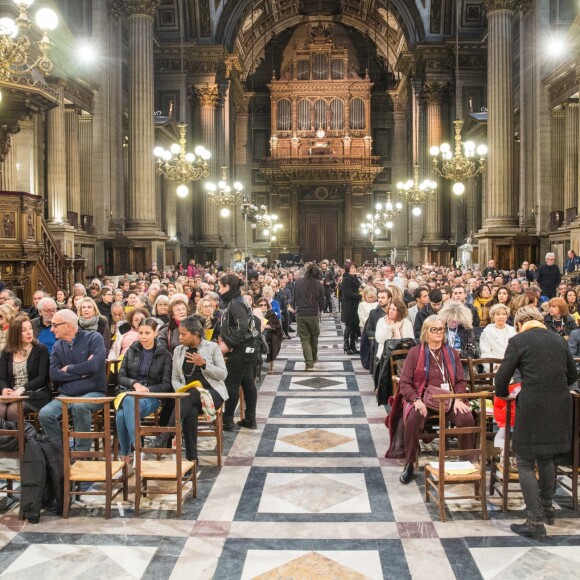 Messe en hommage à Johnny Hallyday à l'église de la Madeleine. Cette messe commémore le premier anniversaire de la mort du chanteur. Durant l'office, placé sous le signe de la chanson pour honorer comme il se doit la mémoire de l'idole des jeunes, le titre "Retiens la nuit" a résonné entre les murs de la Madeleine. Un moment très émouvant pour les fans venus en masse. Paris, le 9 décembre 2018. © Cyril Moreau/Pierre Perusseau/Bestimage