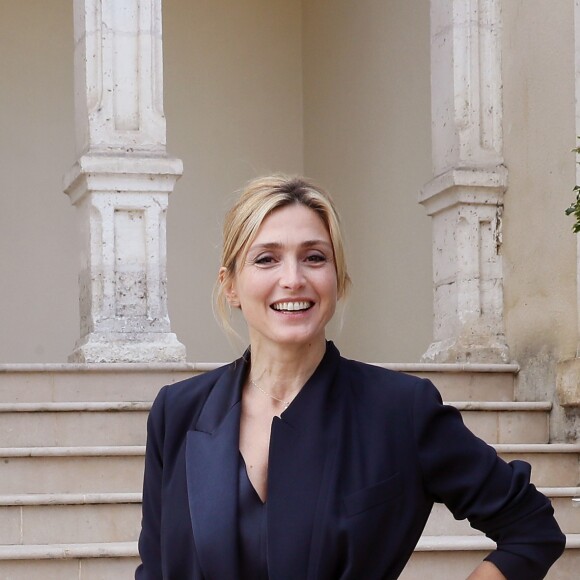 Julie Gayet et son chien Philae au photocall du film "Le gendre de ma vie" lors du 27ème festival du film de Sarlat, France, le 15 novembre 2018. © Patrick Bernard/Bestimage