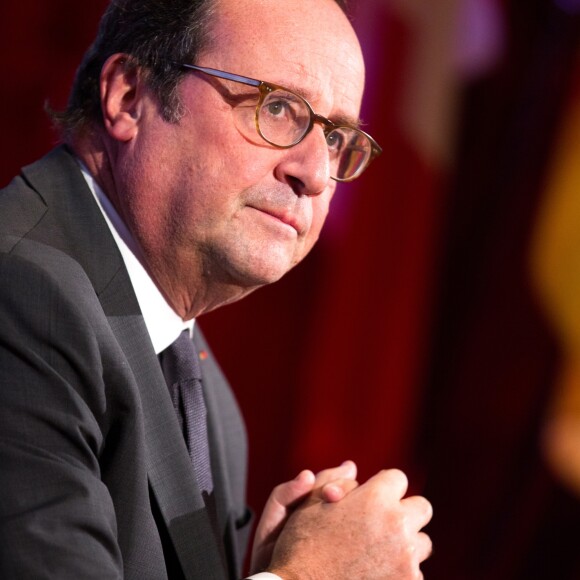 L'ancien président français François Hollande lors d'une visite en Belgique, à Mons, rencontre le bourgmestre sortant de la ville Elio Di Rupo, à l'hôtel de ville de Mons, Belgique, le 30 octobre 2018.