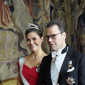 La princesse Victoria de Suède et le prince Daniel au dîner des lauréats du prix Nobel au palais royal à Stockholm le 11 décembre 2018.