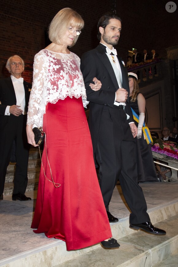 Professeur Evi Heldin, le prince Carl Philip de Suède lors de la réception pour la cérémonie des Prix Nobel 2018, à l'hôtel de ville de Stockholm, le 10 décembre 2018.