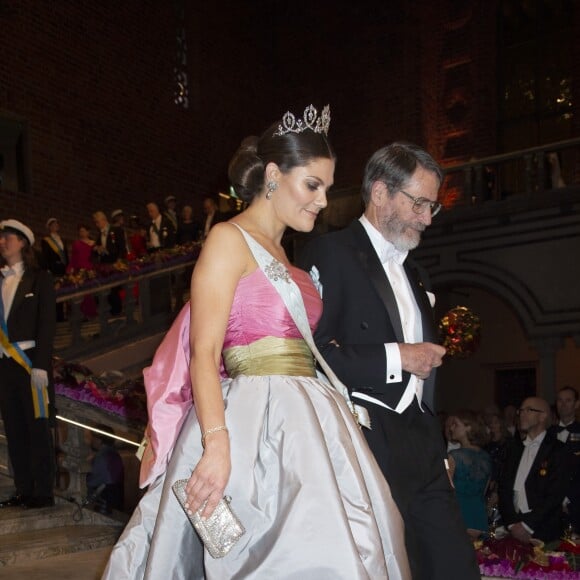 La princesse Victoria de Suède au bras de George P. Smith (prix Nobel de chimie 2018) lors de la réception pour la cérémonie des Prix Nobel 2018, à l'hôtel de ville de Stockholm, le 10 décembre 2018.