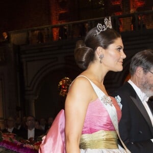 La princesse Victoria de Suède au bras de George P. Smith (prix Nobel de chimie 2018) lors de la réception pour la cérémonie des Prix Nobel 2018, à l'hôtel de ville de Stockholm, le 10 décembre 2018.