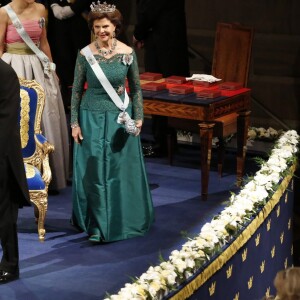 Le roi Carl XVI Gustaf de Suède, la reine Silvia, la princesse héritière Victoria et le prince Daniel entrant en scène lors de la cérémonie de remise des prix des Nobel 2018 à Stockholm en Suède le 10 décembre 2018.