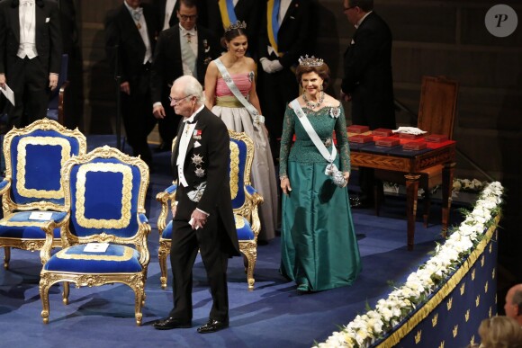 Le roi Carl XVI Gustaf de Suède, la reine Silvia, la princesse héritière Victoria et le prince Daniel entrant en scène lors de la cérémonie de remise des prix des Nobel 2018 à Stockholm en Suède le 10 décembre 2018.