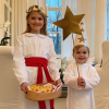 La princesse Estelle et le prince Oscar de Suède photographiés dans leur tenue pour la Sainte-Lucie avant Noël par leur mère la princesse héritière Victoria, photo publiée sur Instagram le 13 décembre 2018.