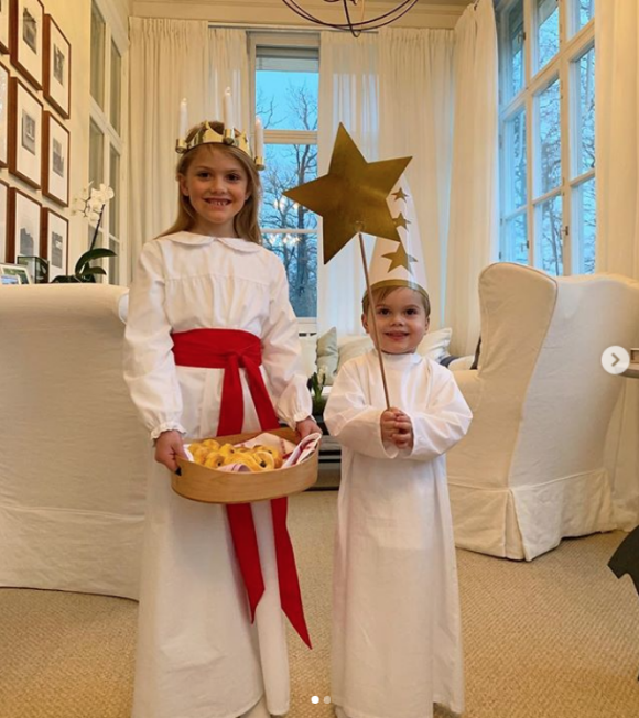 La princesse Estelle et le prince Oscar de Suède photographiés dans leur tenue pour la Sainte-Lucie avant Noël par leur mère la princesse héritière Victoria, photo publiée sur Instagram le 13 décembre 2018.