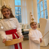 La princesse Estelle et le prince Oscar de Suède photographiés dans leur tenue de la Sainte-Lucie par leur mère la princesse héritière Victoria, photo publiée sur Instagram le 13 décembre 2018.