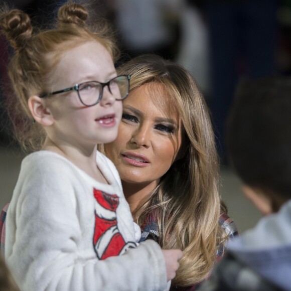 La première dame des Etats-Unis Melania Trump s'est rendue sur la base aérienne Andrews Air Force à Washington, pour participer au programme Toys for Tots, programme qui distribue des jouets aux enfants dont les parents ne peuvent pas se permettre d'acheter des cadeaux pour Noël. Le 11 décembre 2018.
