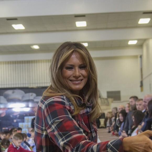 La première dame des Etats-Unis Melania Trump s'est rendue sur la base aérienne Andrews Air Force à Washington, pour participer au programme Toys for Tots, programme qui distribue des jouets aux enfants dont les parents ne peuvent pas se permettre d'acheter des cadeaux pour Noël. Le 11 décembre 2018.