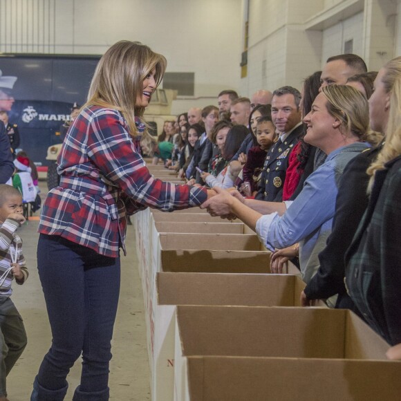 La première dame des Etats-Unis Melania Trump s'est rendue sur la base aérienne Andrews Air Force à Washington, pour participer au programme Toys for Tots, programme qui distribue des jouets aux enfants dont les parents ne peuvent pas se permettre d'acheter des cadeaux pour Noël. Le 11 décembre 2018.