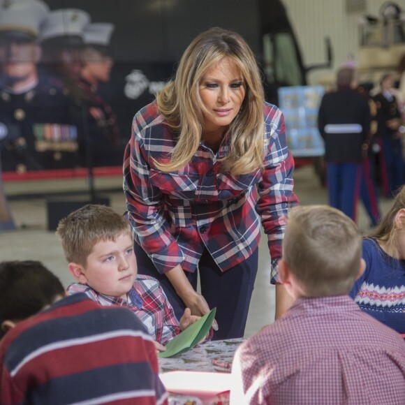 La première dame des Etats-Unis Melania Trump s'est rendue sur la base aérienne Andrews Air Force à Washington, pour participer au programme Toys for Tots, programme qui distribue des jouets aux enfants dont les parents ne peuvent pas se permettre d'acheter des cadeaux pour Noël. Le 11 décembre 2018.