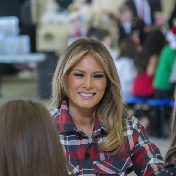 La première dame des Etats-Unis Melania Trump s'est rendue sur la base aérienne Andrews Air Force à Washington, pour participer au programme Toys for Tots, programme qui distribue des jouets aux enfants dont les parents ne peuvent pas se permettre d'acheter des cadeaux pour Noël. Le 11 décembre 2018.