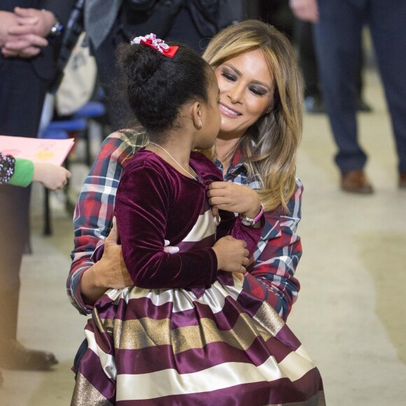 La première dame des Etats-Unis Melania Trump s'est rendue sur la base aérienne Andrews Air Force à Washington, pour participer au programme Toys for Tots, programme qui distribue des jouets aux enfants dont les parents ne peuvent pas se permettre d'acheter des cadeaux pour Noël. Le 11 décembre 2018.