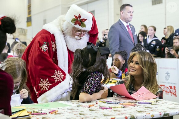 La première dame des Etats-Unis Melania Trump s'est rendue sur la base aérienne Andrews Air Force à Washington, pour participer au programme Toys for Tots, programme qui distribue des jouets aux enfants dont les parents ne peuvent pas se permettre d'acheter des cadeaux pour Noël. Le 11 décembre 2018.