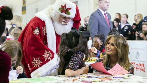 Melania Trump : Radieuse avec le Père Noël et des enfants comblés