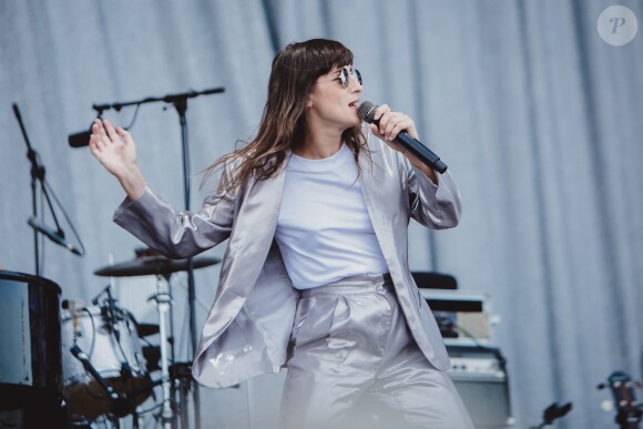 Juliette Armanet en concert pour les vingt ans de Solidays 2018 à l'hippodrome de Longchamp à Paris, France, le 24 juin 2018. © Alexandre Fumeron/Bestimage