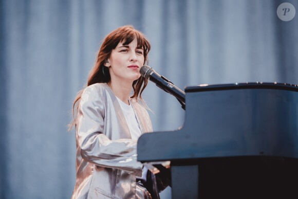 Juliette Armanet en concert pour les vingt ans de Solidays 2018 à l'hippodrome de Longchamp à Paris, France, le 24 juin 2018. © Alexandre Fumeron/Bestimage