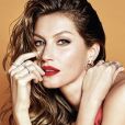 Gisele Bundchen pose pour la campagne de Noël du bijoutier brésilien Vivara  Celebrating the holiday season, Brazilian jewelry brand Vivara taps Gisele Bundchen for its Christmas 2018 campaign. The supermodel shows off her famous figure while covered up with red fabric and little else. Gisele wears gold and silver jewelry in sleek silhouettes.29/11/2018 - Sao Paulo