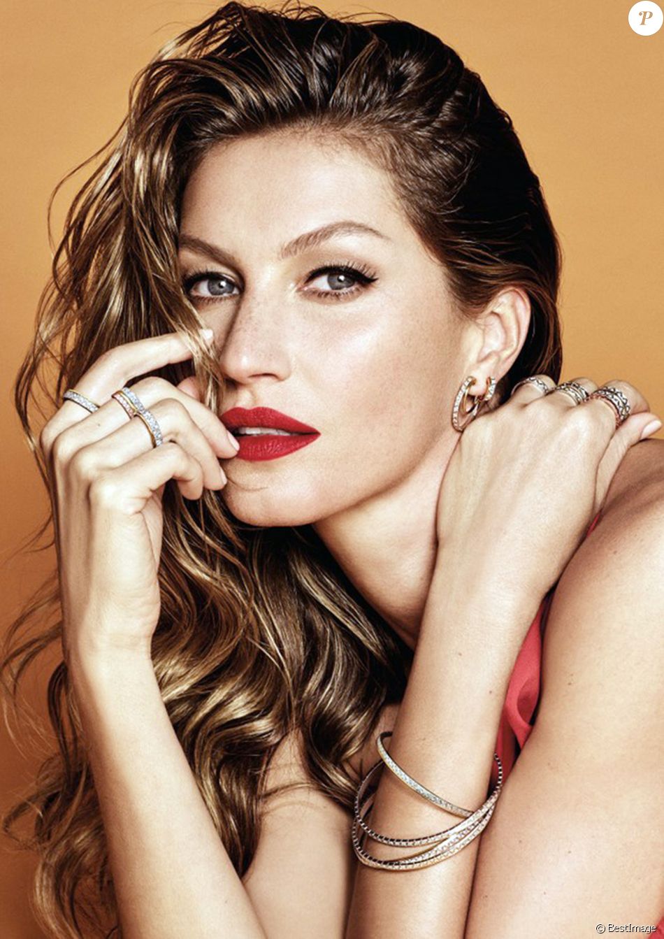 Gisele Bundchen pose pour la campagne de Noël du bijoutier brésilien Vivara  Celebrating the holiday season, Brazilian jewelry brand Vivara taps Gisele Bundchen for its Christmas 2018 campaign. The supermodel shows off her famous figure while covered up with red fabric and little else. Gisele wears gold and silver jewelry in sleek silhouettes.29/11/2018 - Sao Paulo