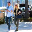 Exclusif - Avril Lavigne et son compagnon Phillip Sarofim se baladent et font du shopping en amoureux dans les rues de Beverly Hills, le 6 novembre 2018