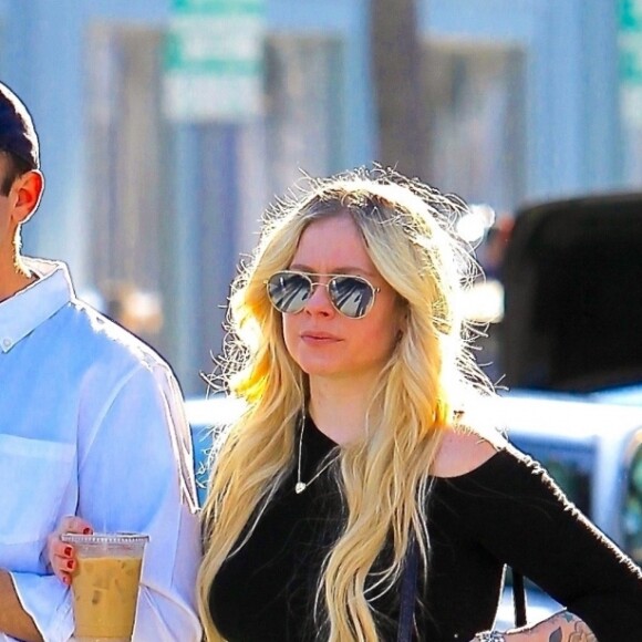 Exclusif - Avril Lavigne et son compagnon Phillip Sarofim se baladent et font du shopping en amoureux dans les rues de Beverly Hills, le 6 novembre 2018