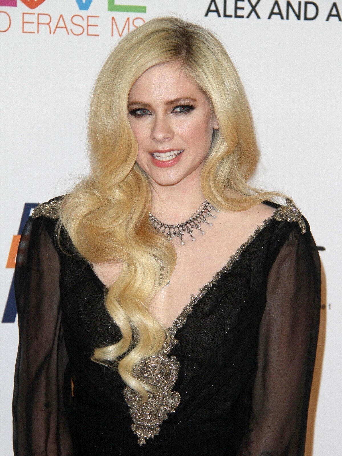 Avril Lavigne nue pour son grand retour - Purepeople