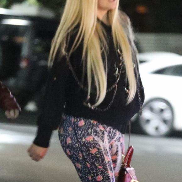 Exclusif - Avril Lavigne fait des achats dans un supermarché de Los Angeles avec son supposé compagnon le 18 avril 2018
