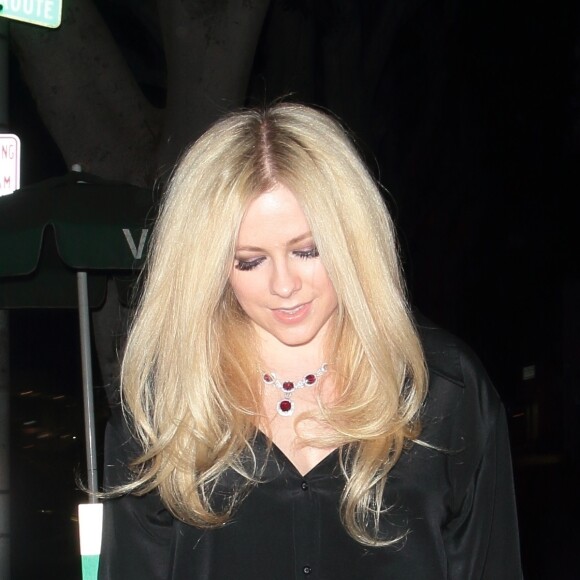 Avril Lavigne est allée diner avec un mystérieux inconnu au restaurant Madeo à West Hollywood, le 7 mars 2018