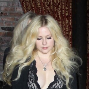 Avril Lavigne et son nouveau compagnon R. Cabrera ont fêté l'anniversaire d'Avril avec des amis dans le restaurant TAO à Hollywood, le 27 septembre 2017.