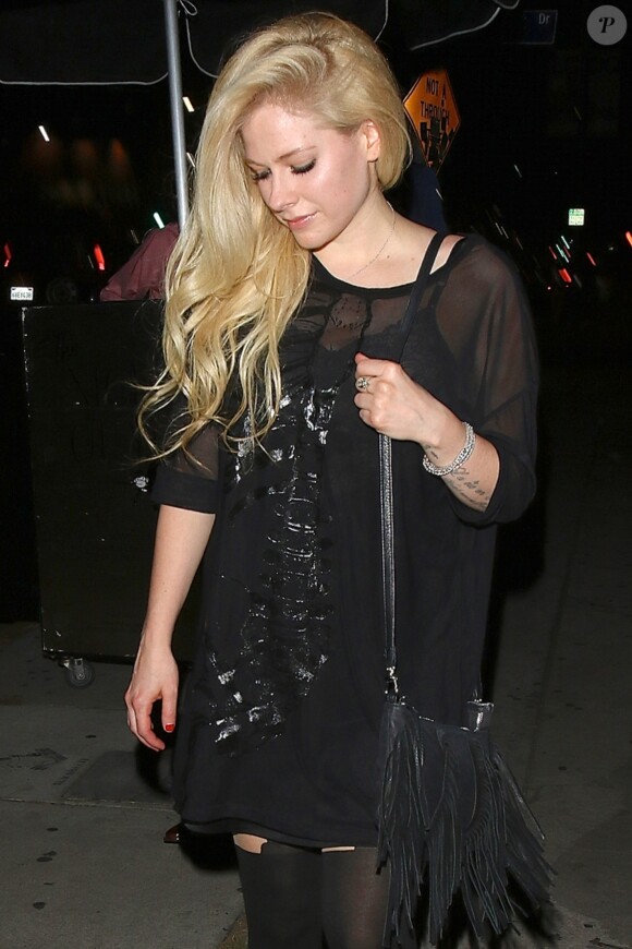 Avril Lavigne quitte le Nice Guy en compagnie d'un inconnu à West Hollywood le 4 aout 2017.
