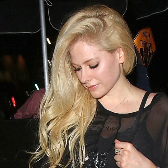 Avril Lavigne quitte le Nice Guy en compagnie d'un inconnu à West Hollywood le 4 aout 2017.