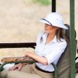 Melania Trump porte un casque colonial à Nairobi, au Kenya, lors de sa première visite officielle à l'étranger en solo, le 5 octobre 2018.