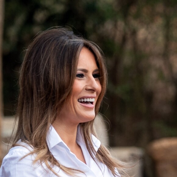 Melania Trump porte un casque colonial à Nairobi, au Kenya, lors de sa première visite officielle à l'étranger en solo, le 5 octobre 2018.