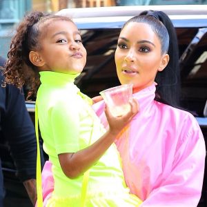 Kim Kardashian et sa fille North West portent des vêtements fluorescents dans les rues de New York, le 29 septembre 2018
