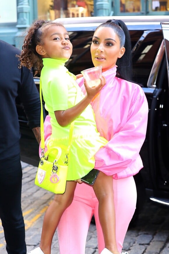 Kim Kardashian et sa fille North West portent des vêtements fluorescents dans les rues de New York, le 29 septembre 2018