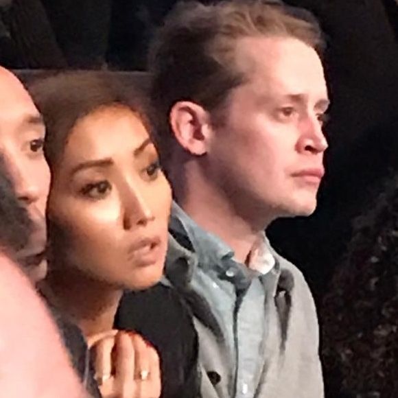 Macaulay Culkin et des amis - Les célébrités assistent au match de boxe World heavyweight Deontay Wilder v Tyson Fury WBC à Los Angeles, le 1er décembre 2018  Celebrities at the Deontay Wilder v Tyson Fury WBC World heavyweight title fight in Los Angeles - 1st december 201801/12/2018 - Los Angeles