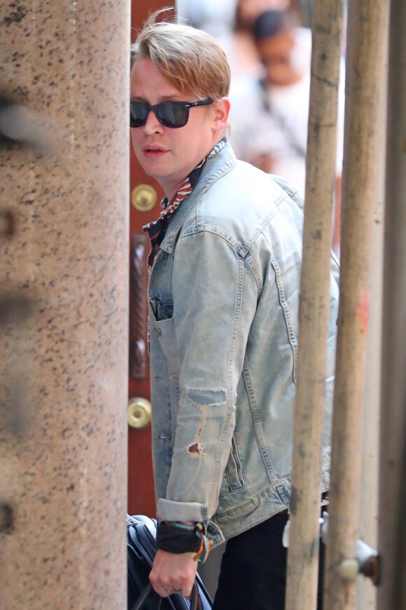 Exclusif - Macaulay Culkin et sa compagne Brenda Song arrivent à New York le 26 aout 2018.  08/26/2018 EXCLUSIVE: Macaulay Culkin and Brenda Song are spotted unloading luggage after arriving home in New York City following a Trip to Europe. Culkin, 37, wore a denim jacket, black jeans, and high tops. Song, 30, wore a black hat, cardigan, black trousers, and Golden Goose trainers.26/08/2018 - New York City