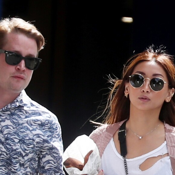 Exclusif - Prix Spécial - No Web - Au lendemain de leur arrivée, Macaulay Culkin et sa compagne Brenda Song profitent d'une belle journée ensoleillée pour se promener dans les rues de Paris avec un ami. Le 11 août 2018  Exclusive - Special Price - No Web - Macaulay Culkin and his girlfriend Brenda Song, with a friend, seen strolling down in Paris. On august 11th 201811/08/2018 - Paris