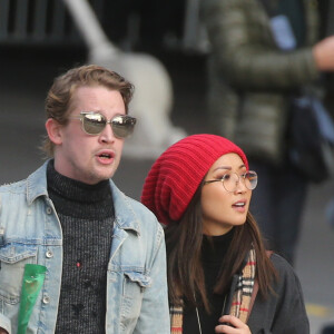 Exclusif - Prix Spécial - No web - No blog - Macaulay Culkin et sa compagne Brenda Song et Seth Green et sa femme Clare Grant se promènent dans les rues de Paris, le 24 novembre 2017.  For Germany call for price No web/No blog Exclusive - Macaulay Culkin and his girlfriend Brenda Song are visiting Paris with their friends couple Seth Green and his wife Clare Grant, on November 24th 2017.24/11/2017 - Paris