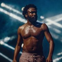 Childish Gambino (Donald Glover) : Sur scène, il annonce la mort de son père