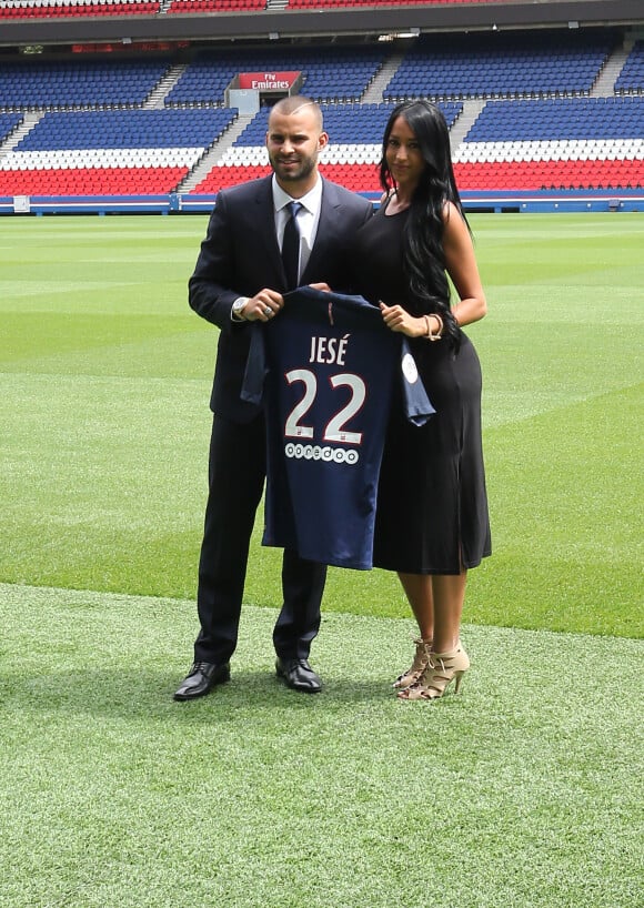 Jesé Rodriguez et sa compagne Aurah Ruiz ( mannequin et elle a participé à l'émission de télé-réalité MYHYV ('Mujeres y hombres y viceversa') - Jesé Rodriguez, la nouvelle recrue de l'équipe de football du PSG présenté lors d'une conférence de presse au stade du Parc des Princes à Paris, le 8 août 2016.