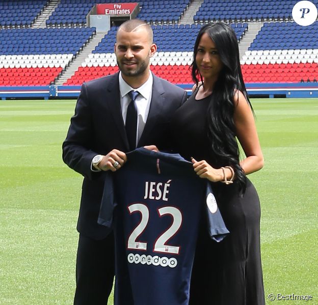 Jesé Rodriguez et sa compagne Aurah Ruiz ( mannequin et elle a participé à l'émission de télé-réalité MYHYV ('Mujeres y hombres y viceversa') - Jesé Rodriguez, la nouvelle recrue de l'équipe de football du PSG présenté lors d'une conférence de presse au stade du Parc des Princes à Paris, le 8 août 2016.