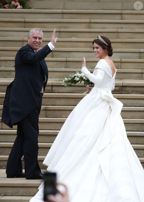 La princesse Eugenie d'York (robe Peter Pilotto) et le prince Andrew, duc d'York - Les invités arrivent à la chapelle St. George pour le mariage de la princesse Eugenie d'York et Jack Brooksbank au château de Windsor, Royaume Uni, le 12 octobre 2018.