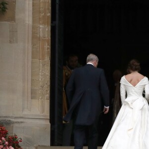 La princesse Eugenie d'York (robe Peter Pilotto) et le prince Andrew, duc d'York - Les invités arrivent à la chapelle St. George pour le mariage de la princesse Eugenie d'York et Jack Brooksbank au château de Windsor, Royaume Uni, le 12 octobre 2018.