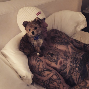 Justin et Hailey Baldwin ont adopté un chien. Le couple présente Oscar. Décembre 2018.