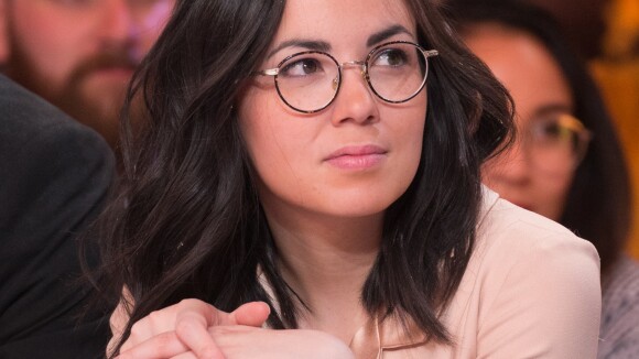 Agathe Auproux sensuelle en peignoir : Son décolleté fait sensation