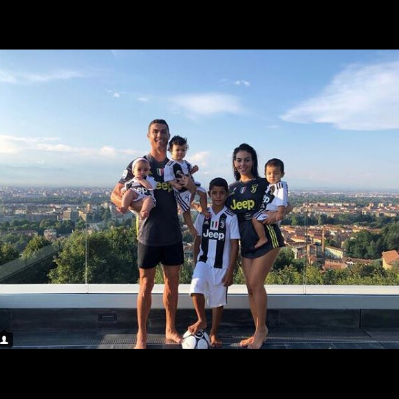 Cristiano Ronaldo pose avec sa compagne Georgina Rodriguez et ses quatre enfants Cristiano Jr, Mateo, Eva et Alana Martina. Tous sont aux couleurs de la Juventus de Turin. Instagram, le 21 août 2018.