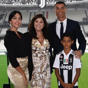 Cristiano Ronaldo avec sa compagne Georgian Rodriguez, sa maman Dolores et son fils aîné Cristiano Jr. lors de sa présentation officielle à la Juventus de Turin. Instagram, le 17 juillet 2018.