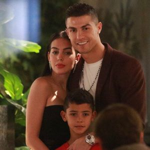 Cristiano Ronaldo, sa compagne Georgina Rodríguez et son fils Cristiano Ronaldo Jr. ont dîné au restaurant Zela à Londres le 13 novembre 2018.